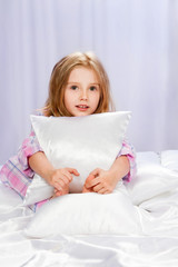 Naklejka premium Girl in pajamas on bed