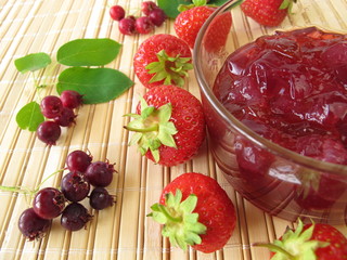 Konfitüre mit Erdbeeren und Felsenbirnen