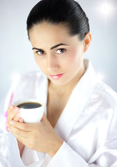 Piękna kobieta z filiżanką aromatycznej kawy
