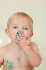 blond hair,blue eyed boy eating cake