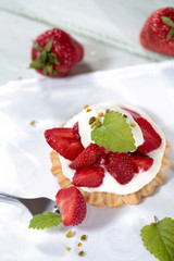 Kleines Erdbeertörtchen mit leichter Creme