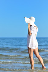 Femme marchant au bord de l'eau