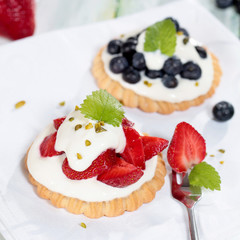 Erdbeertörtchen und Blaubeertörtchen