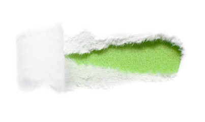 papier déchiré blanc trou sur fond vert