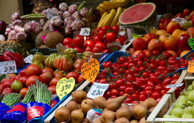 al mercato - frutta e verdura di stagione