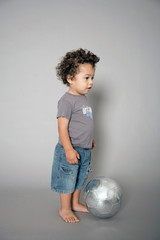 Kleinkind spielt Fußball