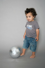 Kleinkind spielt Fußball