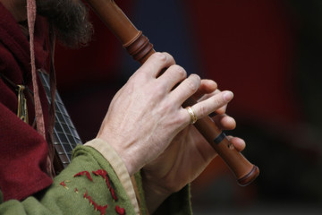Gaukler (spielt Flöte)