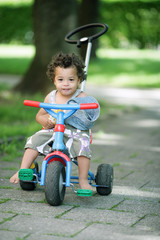 Kind auf Dreirad