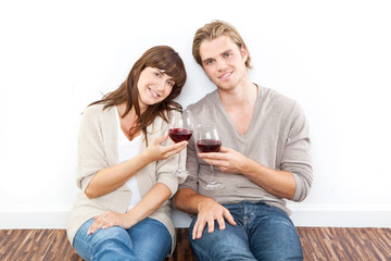 paar anstoßen wein neue wohnung wohneigentum