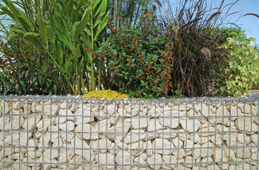 mur de soutien en pierre avec armature en grillage