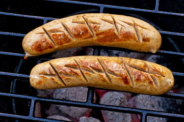 knusprig gegrillte Bratwürste