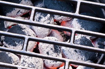 Grill mit Holzkohle