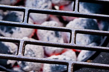 Grill mit Holzkohle