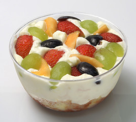 Bavarese con fragole e uva