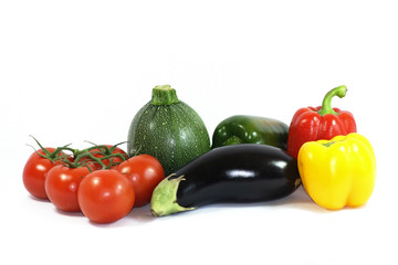 légumes pour la ratatouille sur fond blanc