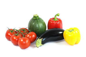 légumes pour la ratatouille sur fond blanc