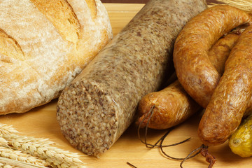 Wiejska kiszka, kiełbasa i chleb