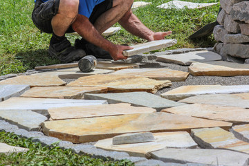 Natursteinplatten im Garten verlegen