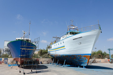 Fototapeta premium Bateaux en réparation