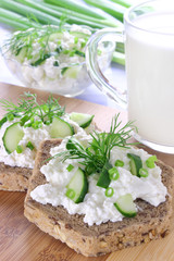 Sandwich with cottage cheese, cucumber and chives