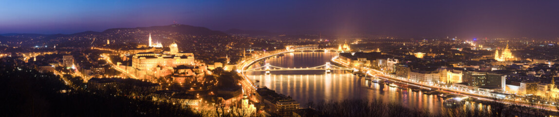 Fototapeta na wymiar Panoramiczny widok z Budapesztu w nocy, na Węgrzech