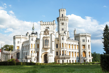 Fototapeta na wymiar Famous biały zamek Hluboka nad Vltavou