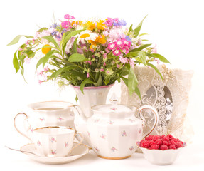 Obraz na płótnie Canvas Vintage elegant teacups, raspberry and flowers