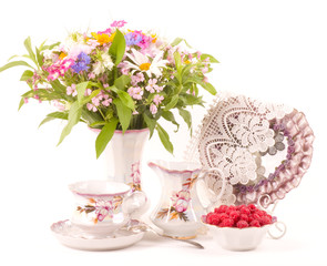 Obraz na płótnie Canvas Vintage elegant teacups, raspberry and flowers