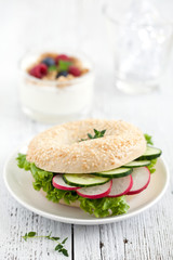 frischer Bagel mit Gemüse