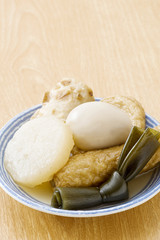 卓上のお皿に盛りつけたおでん