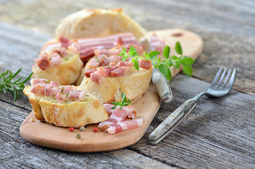 Überbackenes Baguette mit Speckstreifen