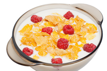 Corn flakes with milk and raspberry