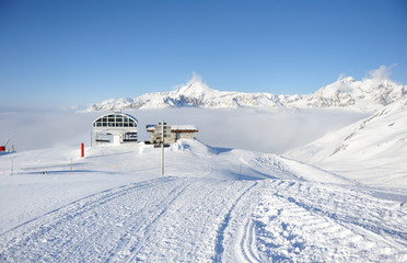 Fototapeta na wymiar Stacja wyciąg narciarski