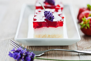 frischer erdbeer-quark kuchen