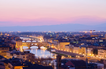 Fototapeta na wymiar Piękny zachód słońca nad rzeką Arno we Florencji,