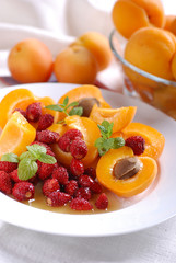 macedonia di albicocche e fragoline con foglie di menta - uno