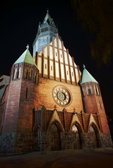 Fasada gotyckiego kościoła w Poznaniu nocą