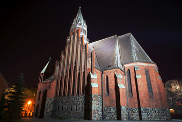 Gotycki kościół w Poznaniu nocą
