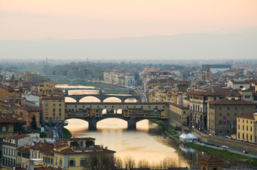 Fototapeta na wymiar Piękny zachód słońca nad rzeką Arno we Florencji, we Włoszech,