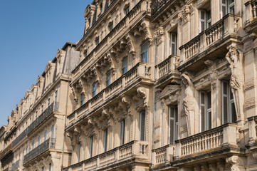 Fototapeta na wymiar Fasada typowe stare domy w Montpellier.