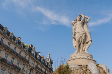 Fototapeta na wymiar Pomnik Trzech Gracji, bogiń kultowego Montpellier
