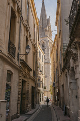 Fototapeta premium Ruelle étroite du vieux Montpellier, donnant sur l'église Sain
