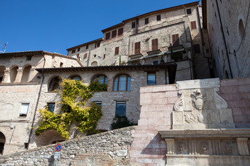 Fototapeta na wymiar Średniowieczna ulica we włoskim wzgórzu miasta Assis