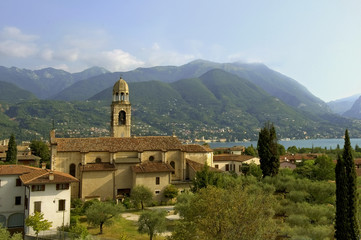 Fototapeta na wymiar Widok od strony wzgórza na wsi nad jeziorem Garda