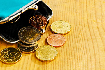 Geldbörse mit Münzen. Schulden und Armut