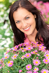 Naklejka premium Portrait beautiful woman with purple daisy flowers