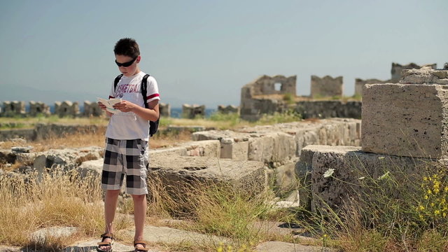 Young teenager sightseeing ancient wals