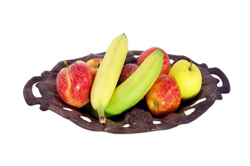 fruits dans panier isolé sur fond blanc