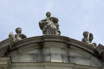 Fototapeta na wymiar Einsiedeln Abbey Figurki 3 na dachu